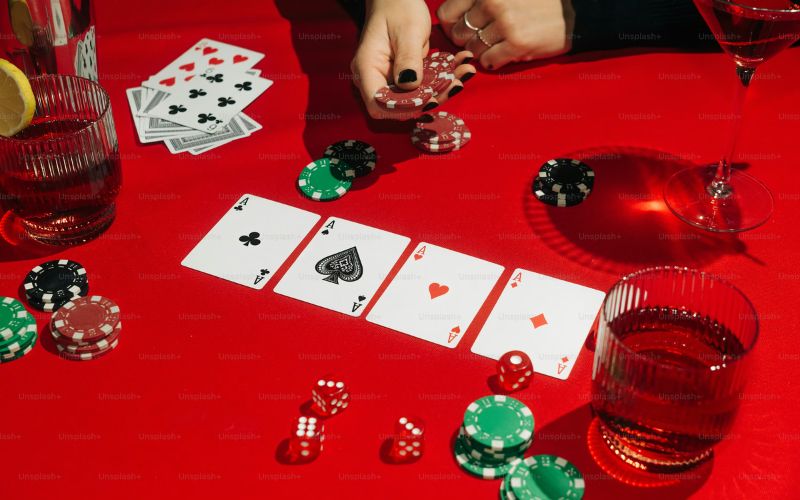 bàn chơi bài cào với ba lá bài