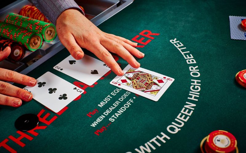 người chơi so điểm bài cào trên bàn