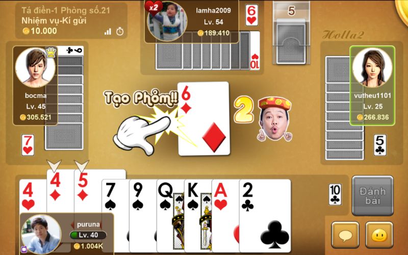 người chơi đánh bài phỏm trên bàn
