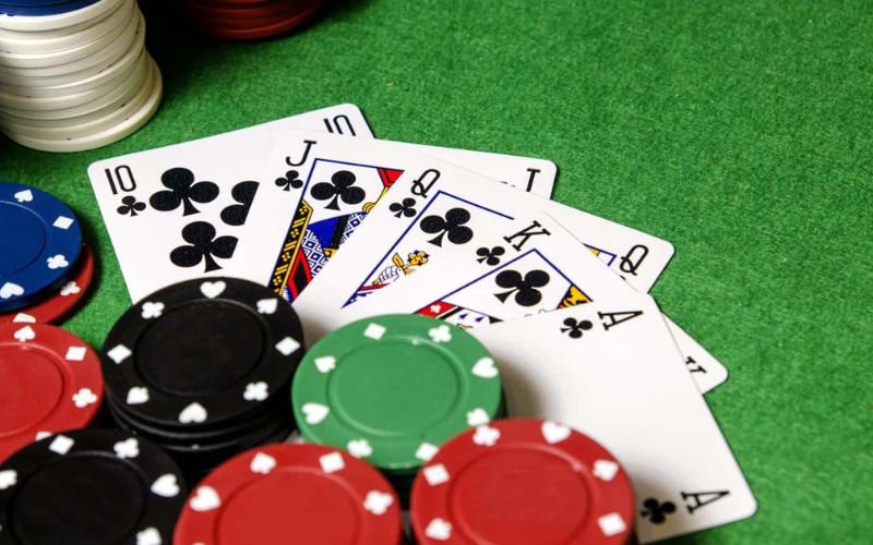 người chơi đánh bài tấn trên bàn