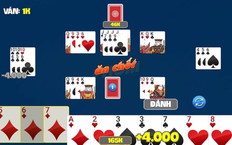 người chơi đánh bài ù trên bàn