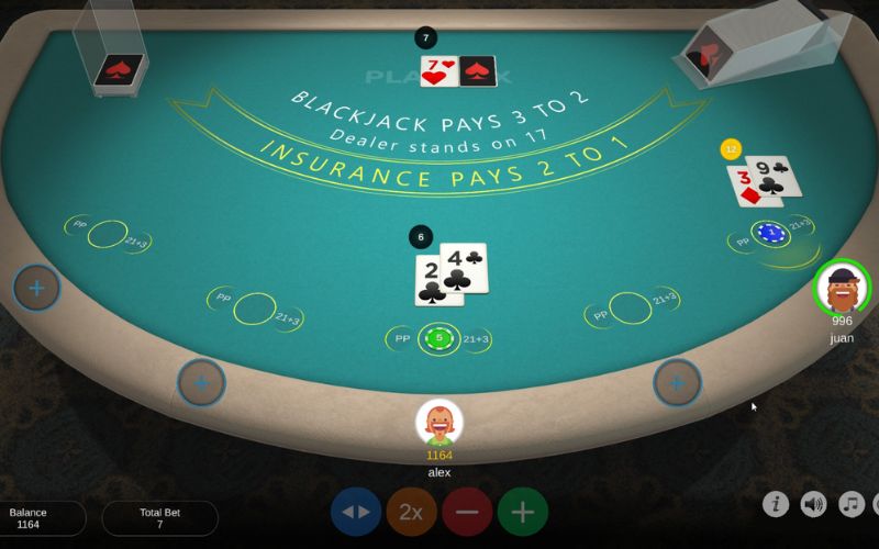 bàn chơi blackjack với bài và chip