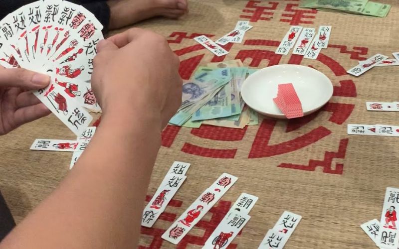 bàn chơi chắn với các quân bài