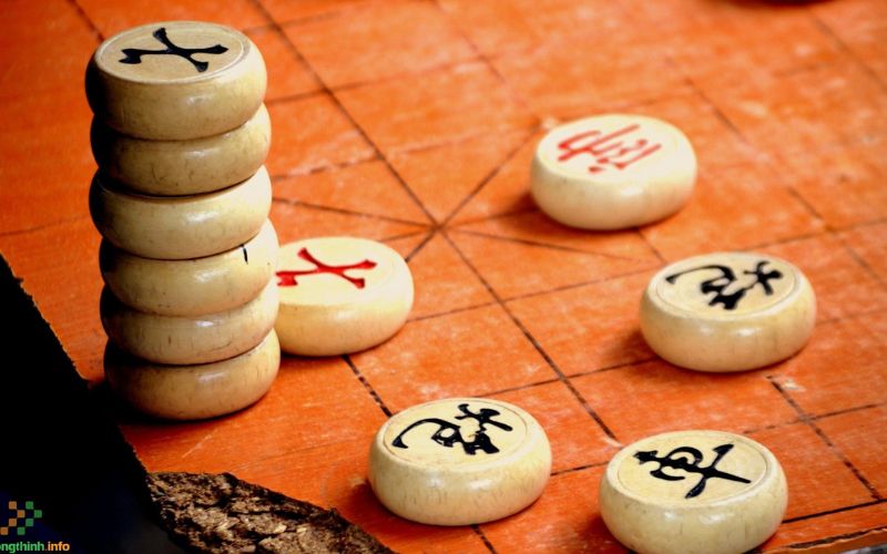 bàn cờ tướng với các quân cờ