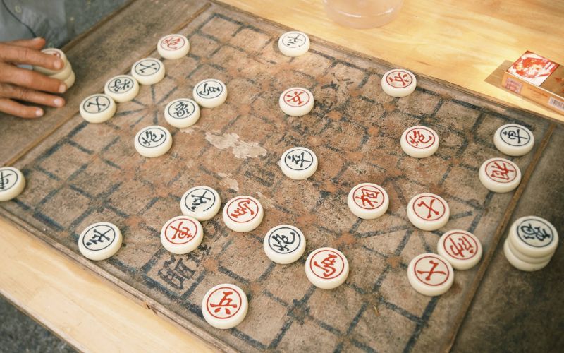 người chơi đang đánh cờ tướng