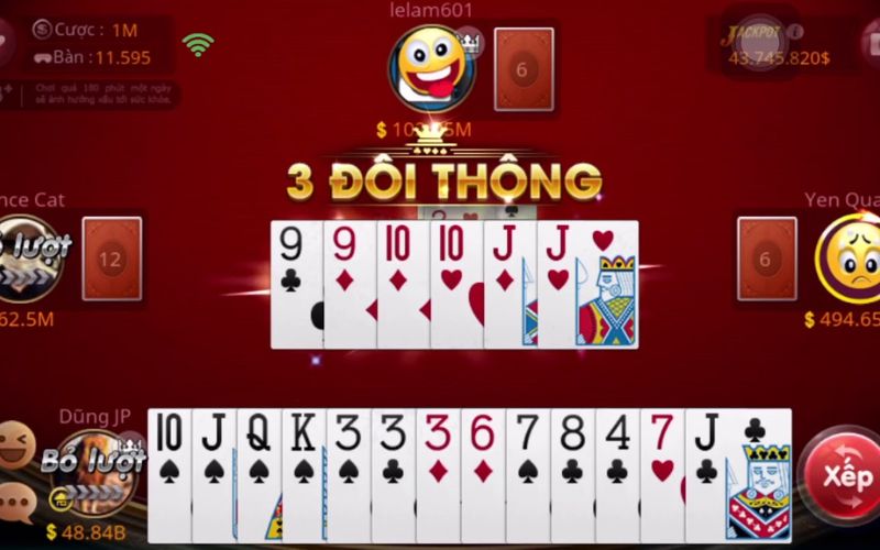 người chơi đánh bài tiến lên trên bàn